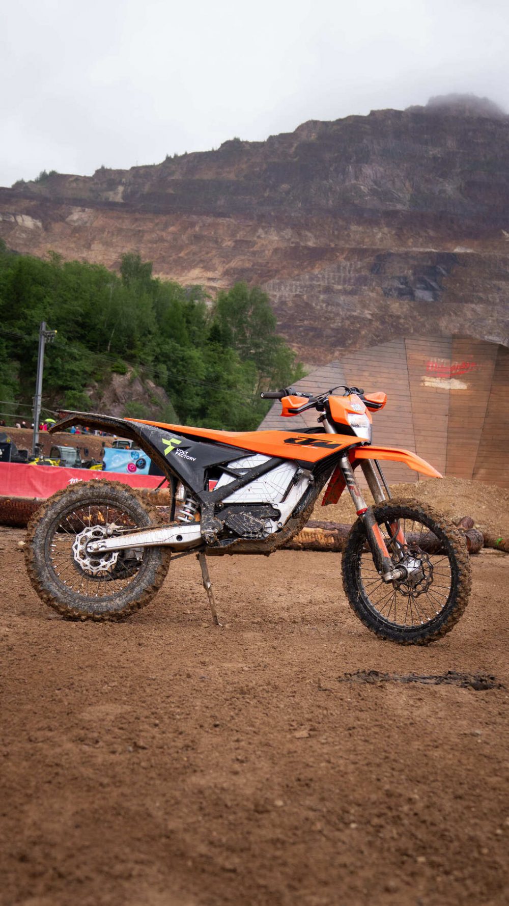 Orange KTM FREERIDE E mit Batterie von VOLTFACTORY® im Fahrerlager unter dem Erzberg