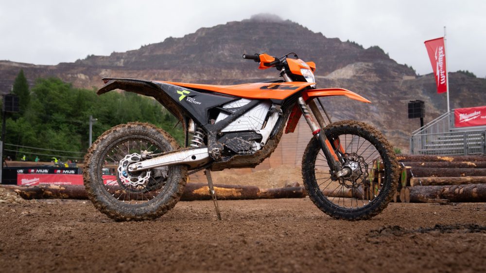 Seitenansicht der 2027 KTM FREERIDE E mit MX50 Batterie vor dem Erzberg