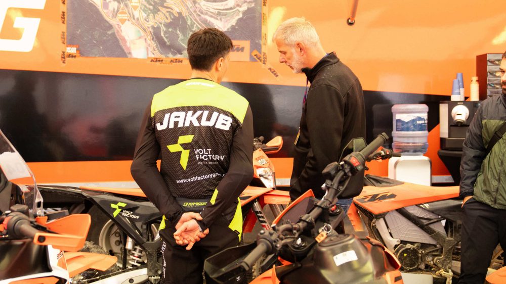Jakub Zręda neben der FREERIDE E an einem Stand im Fahrerlager