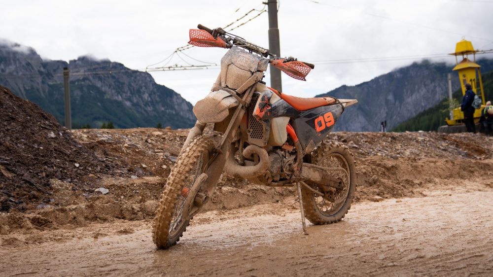 Verschlammte KTM Enduro auf einem Erdhügel am Erzberg beim Erzbergrodeo 2026