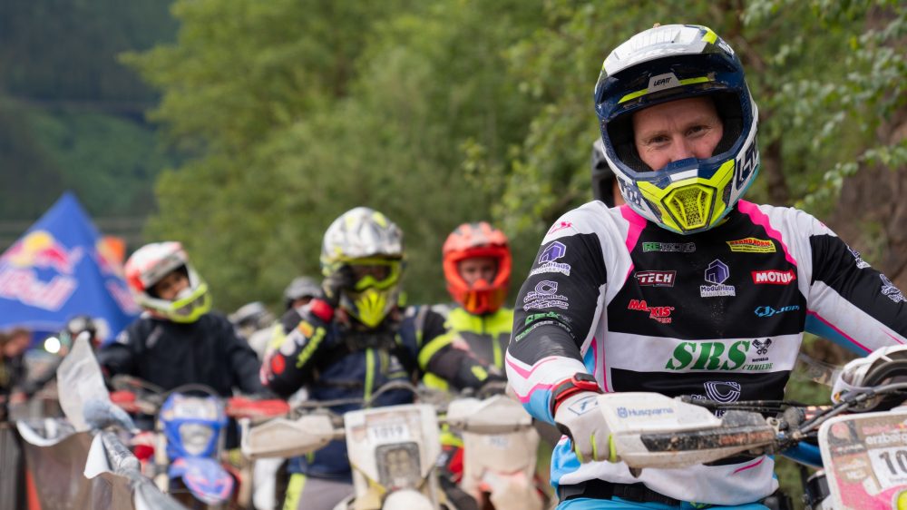 Endurofahrer in der Startaufstellung beim Erzbergrodeo 2026, Ausrüstung in Pink und Weiß