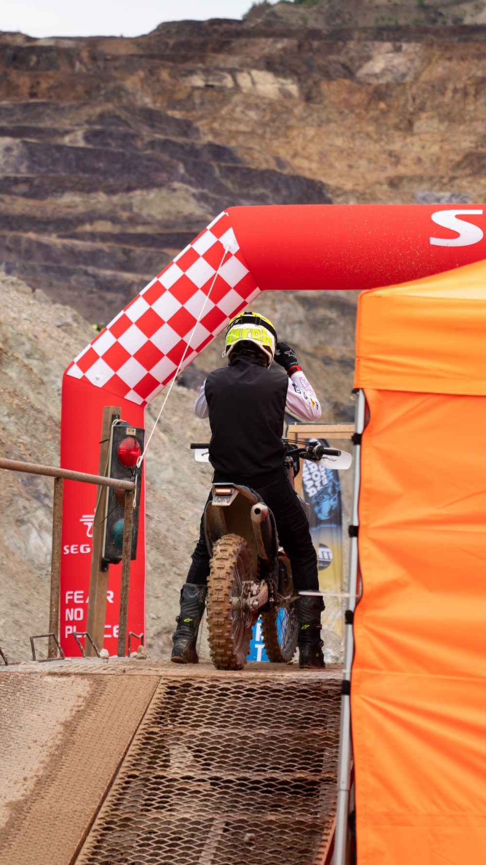 Fahrer am Startbogen unterhalb des Erzbergs beim Erzbergrodeo 2026 in Eisenerz