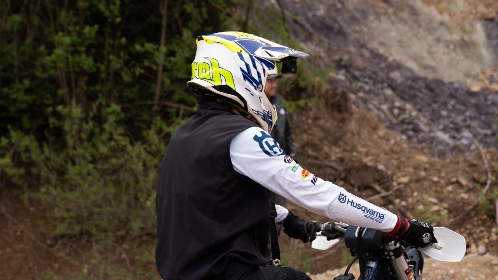 Husqvarna Fahrer von der Seite vor der Abbruchkante des Erzbergs