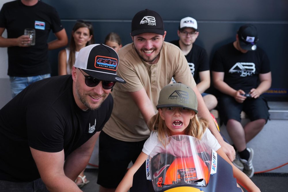 Andreas Burgschachner mit Gästen und einem Kind auf dem Motorrad beim AB Moto Sommerfest