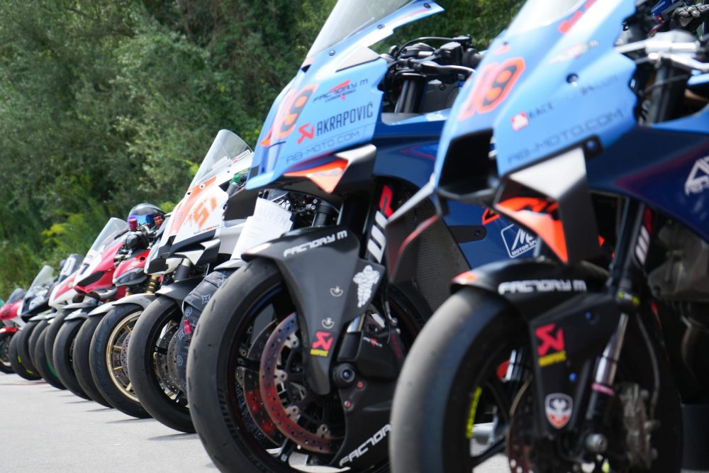 Reihe ausgestellter Superbikes von Rennfahrern und Kunden beim AB Moto Sommerfest