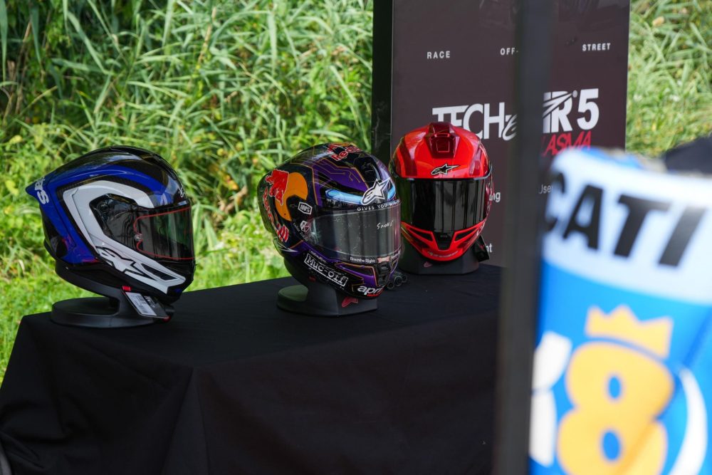 Rennhelme vor dem Tech Air Banner am Alpinestars Stand in Lungitz