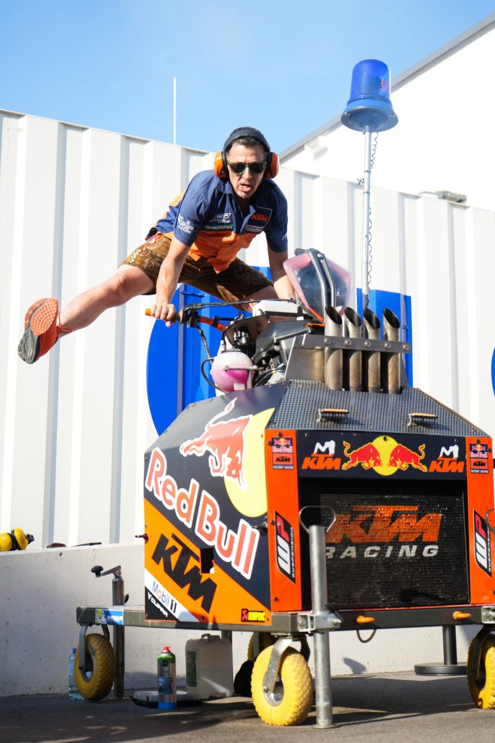 Soundmaschine mit KTM Motor und Besucher obendrauf beim AB Moto Sommerfest 2026