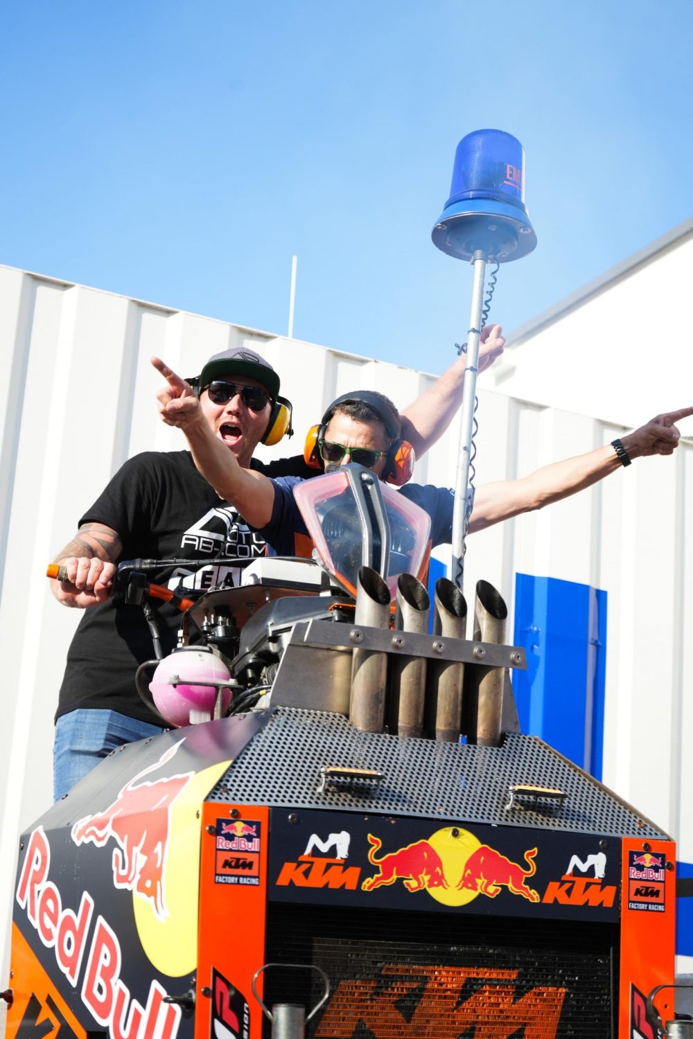 Gäste feiern auf der Soundmaschine mit KTM Motor beim Sommerfest von AB-Moto