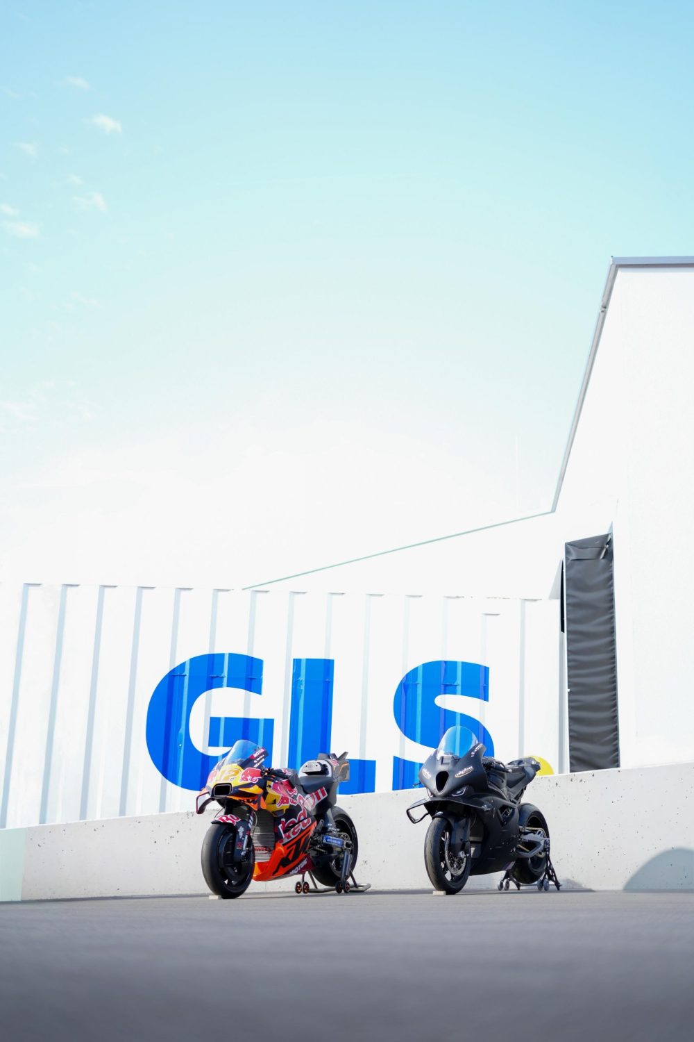 KTM MotoGP RC16 und BMW M1000RR vor der Firmenhalle beim Sommerfest in Lungitz