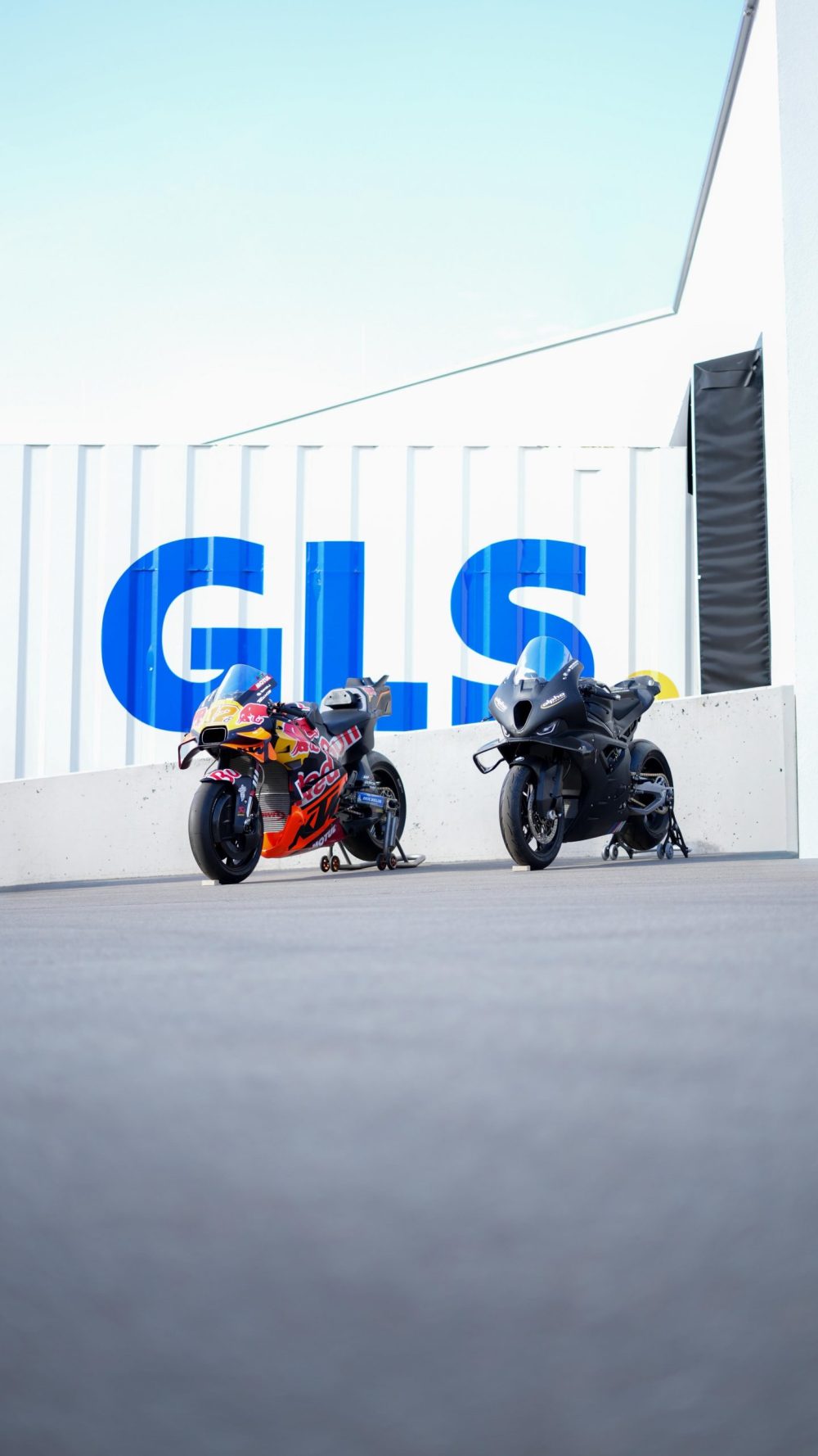 KTM MotoGP Bike und BMW M1000RR vor der GLS Halle in Lungitz