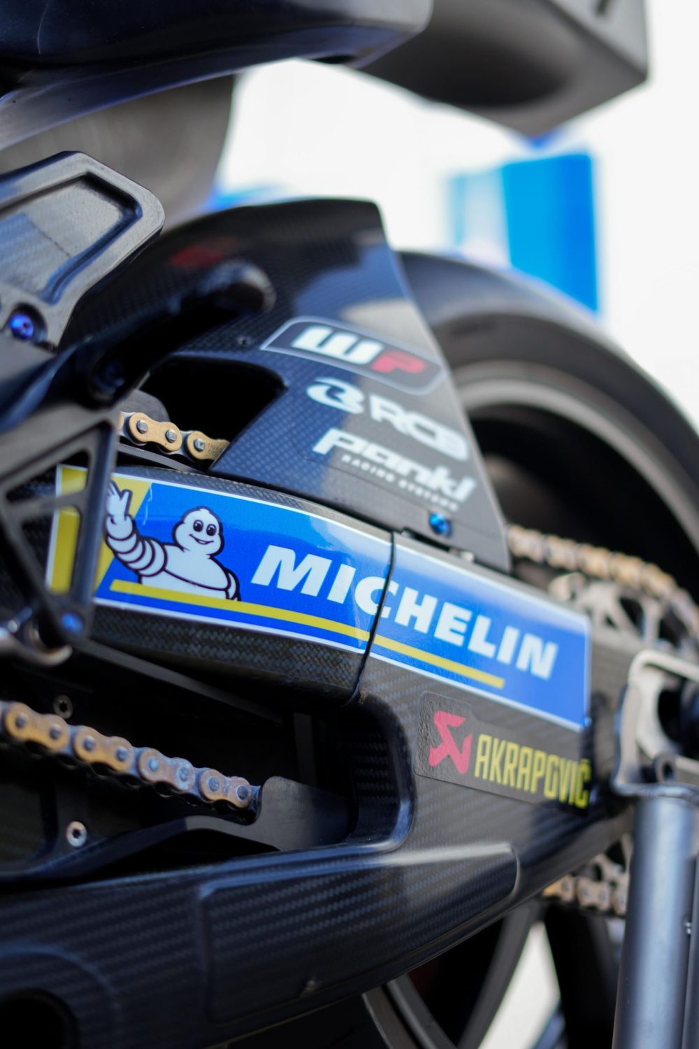Hinterrad mit Michelin Reifen der KTM MotoGP RC16 in Detailaufnahme