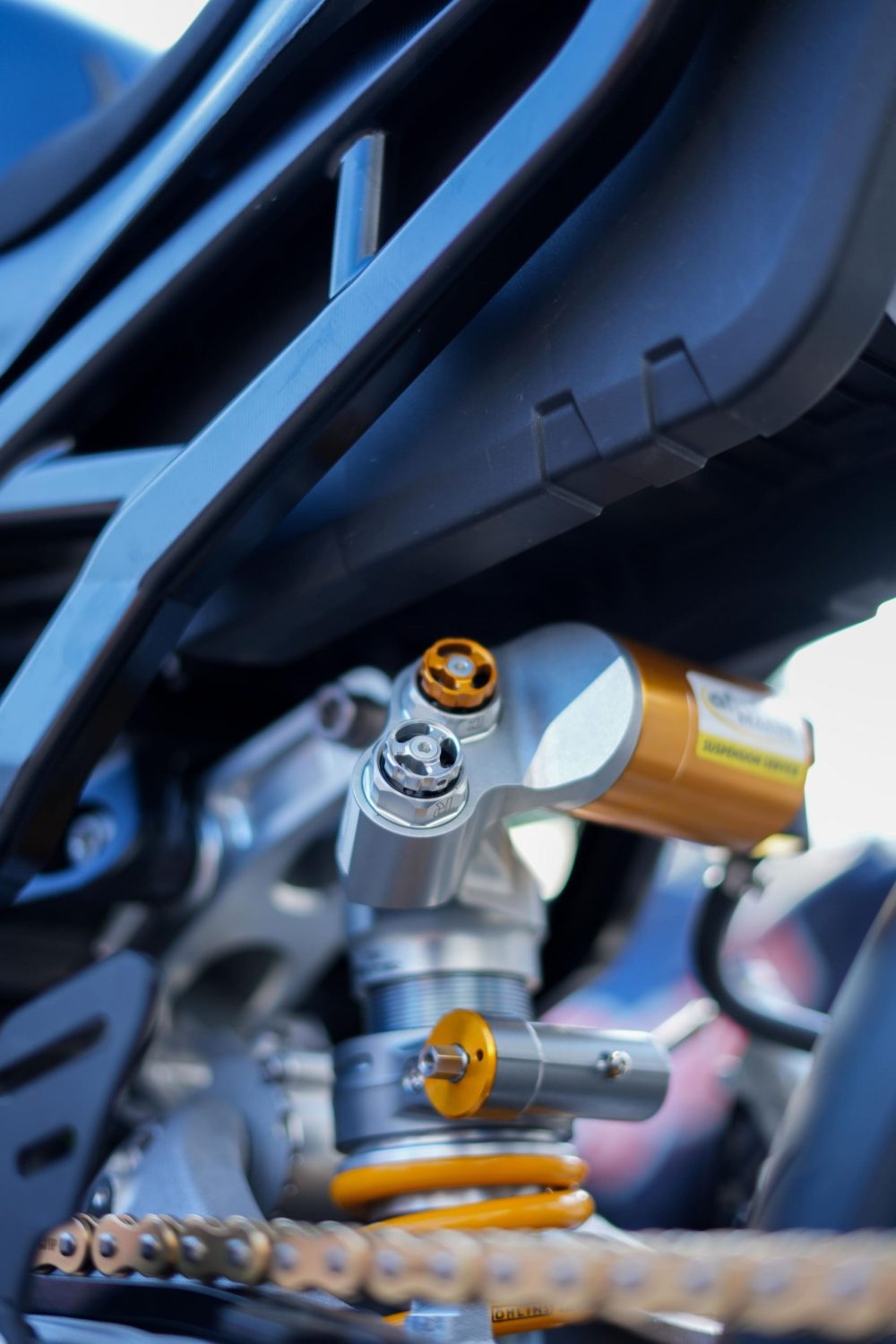 Federbein eines Rennmotorrads in Nahaufnahme beim AB Moto Sommerfest