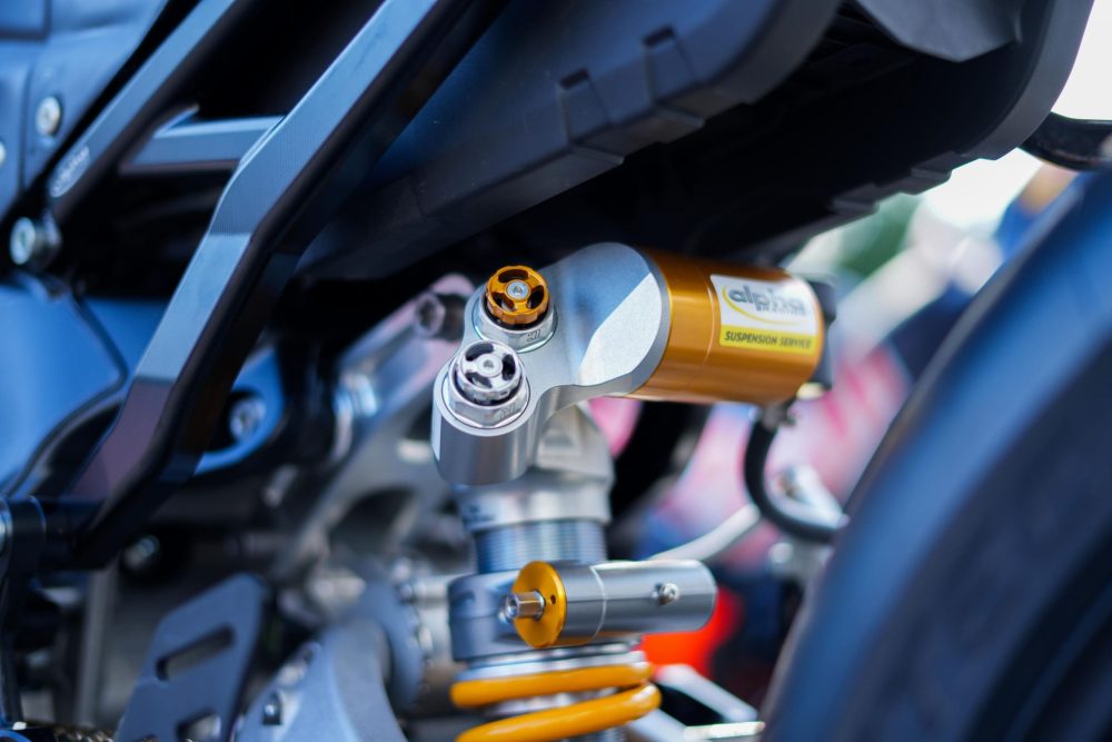 Federbein der KTM MotoGP RC16 in Nahaufnahme beim Sommerfest in Lungitz