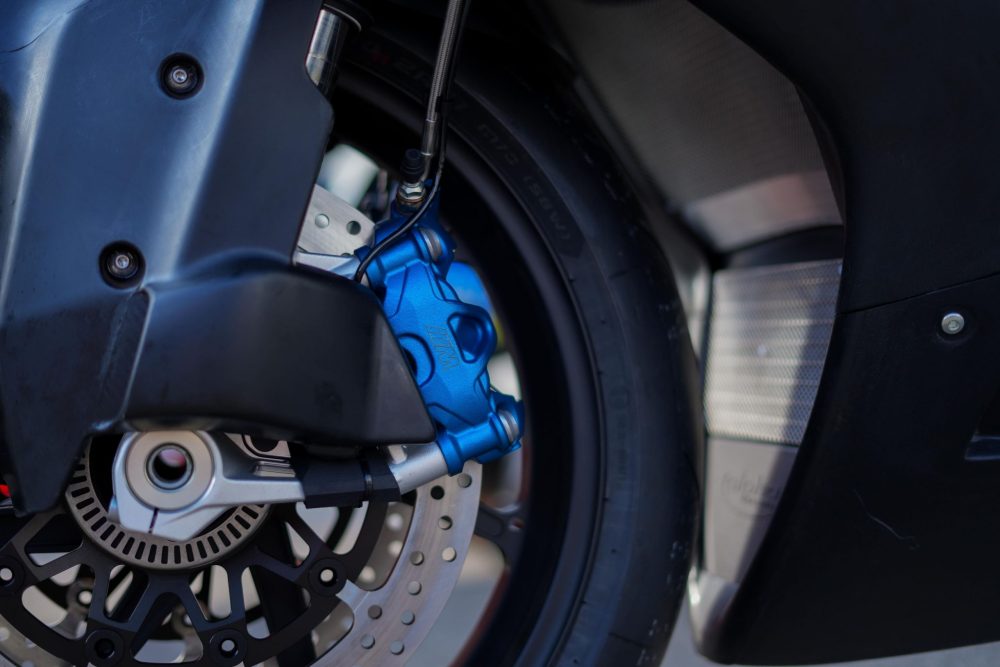 Vorderrad und Bremse der KTM MotoGP RC16 in Detailaufnahme beim AB Moto Sommerfest
