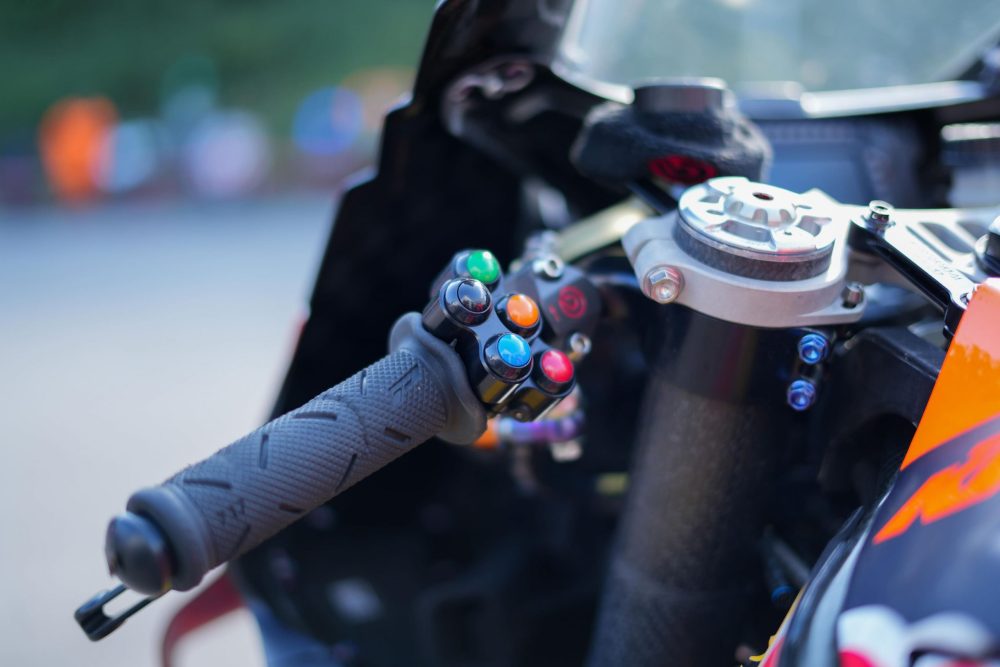 Lenker und Schalter der KTM MotoGP RC16 in Detailaufnahme beim AB Moto Sommerfest