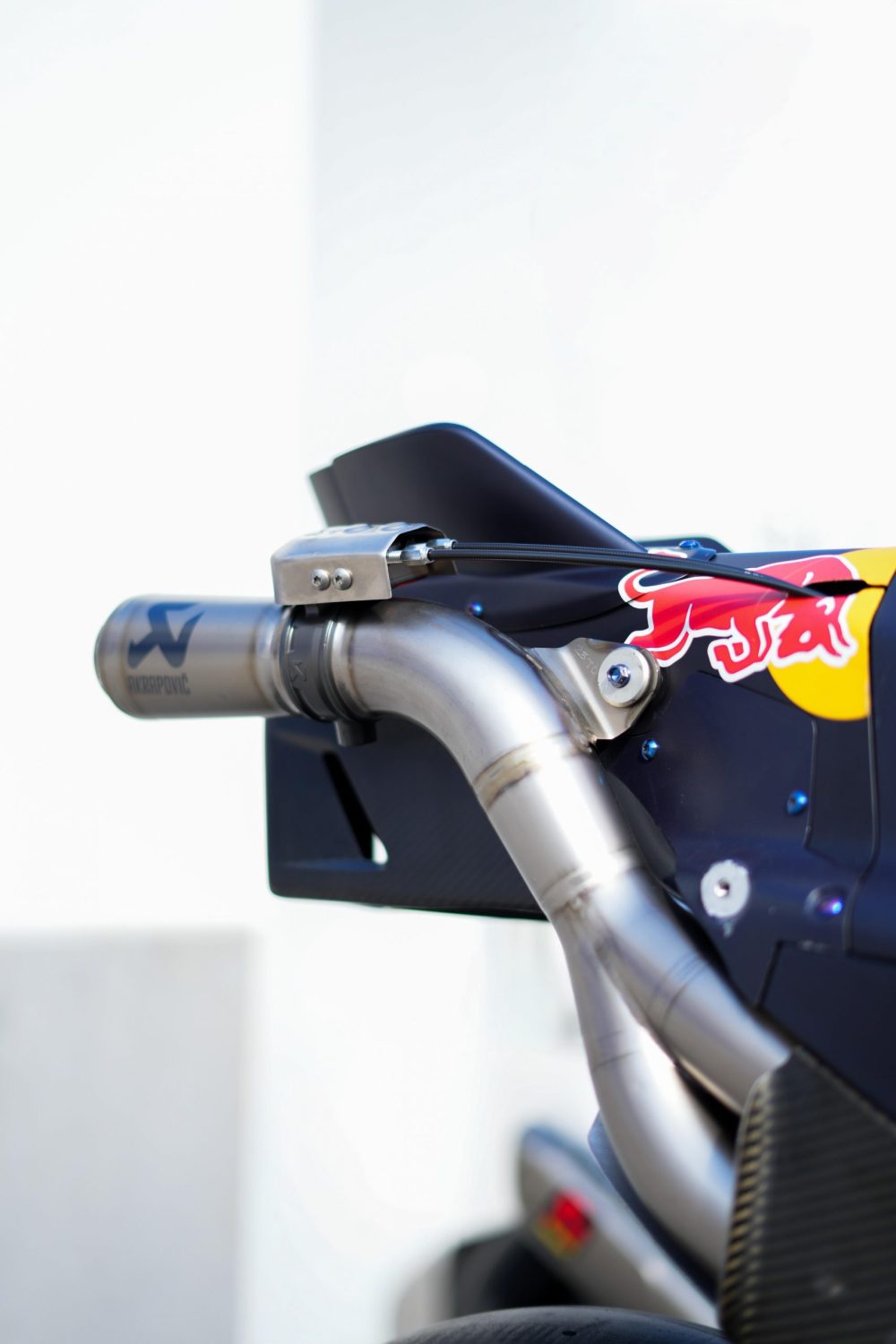 Bremshebel mit Red Bull Logo an der KTM MotoGP RC16 beim AB Moto Sommerfest