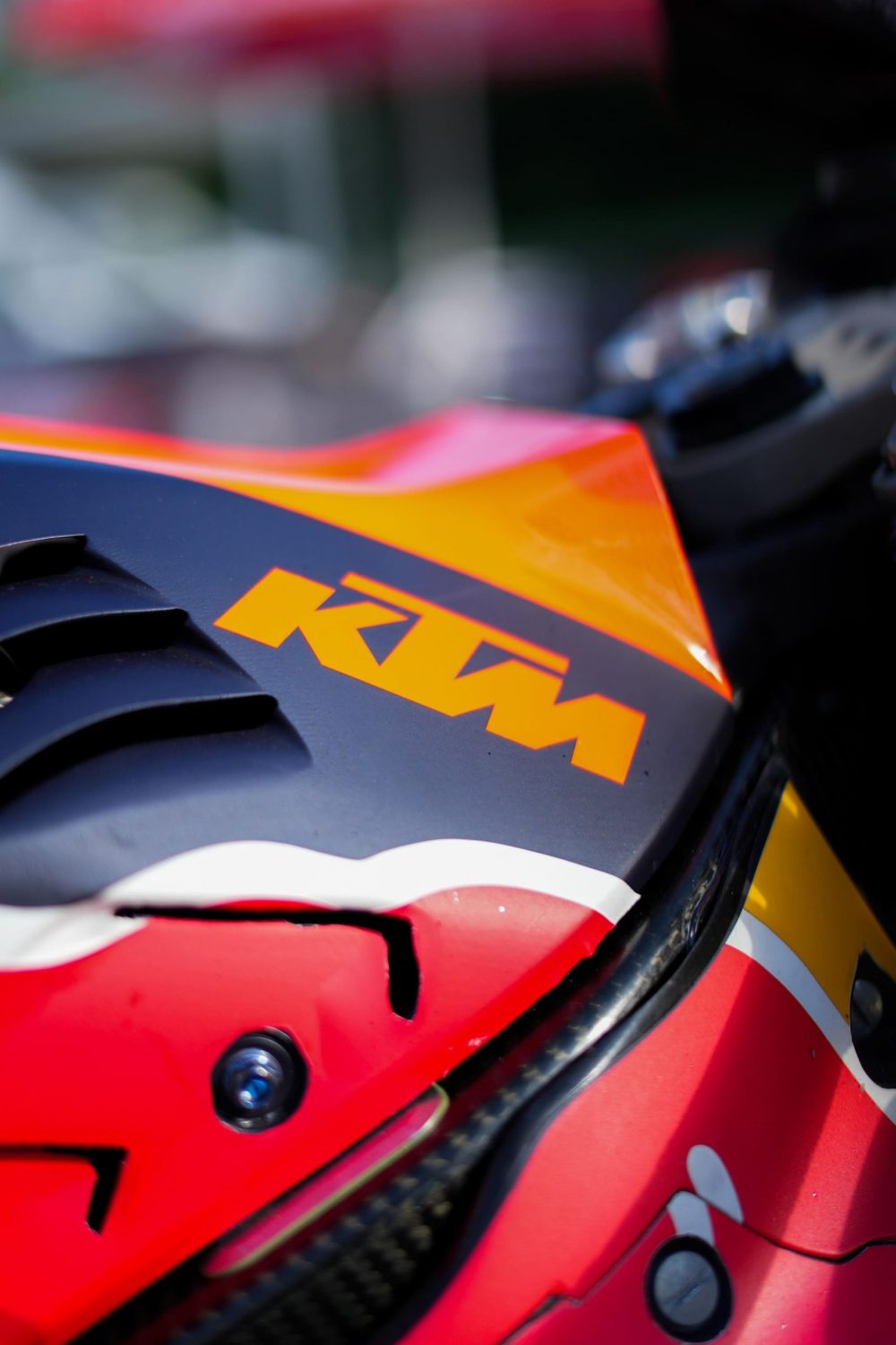 Oranges KTM Verkleidungsteil in Detailaufnahme beim Motorrad Event von AB-Moto
