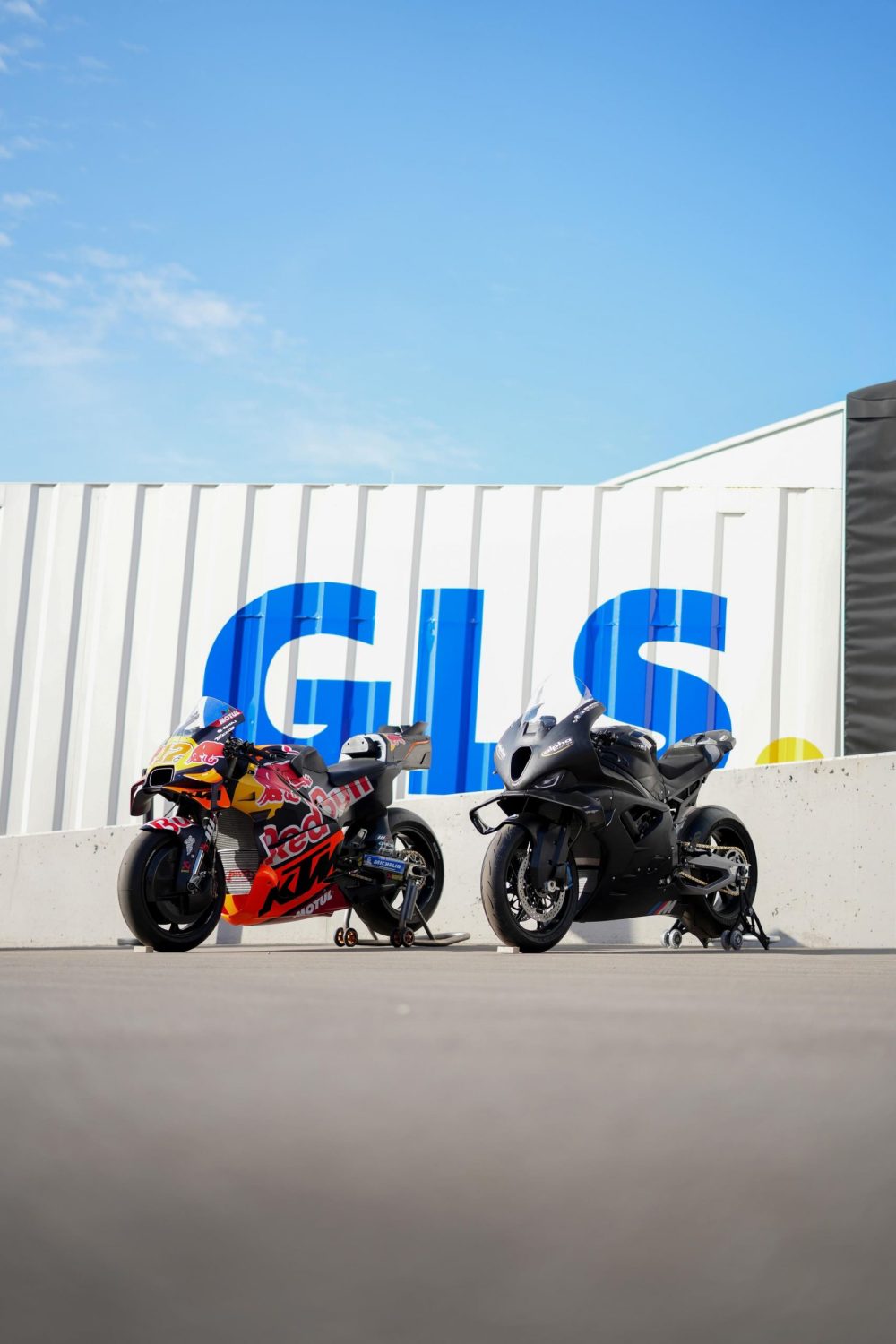 Zwei Showbikes vor der GLS Halle beim AB Moto Sommerfest 2026 in Oberösterreich