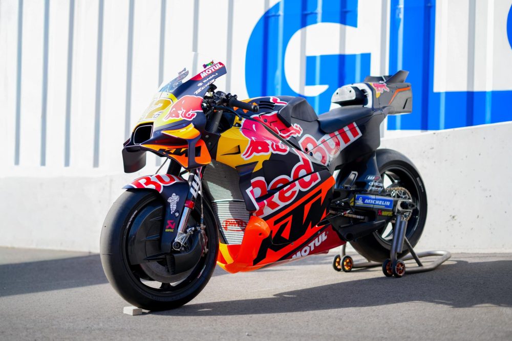 KTM MotoGP RC16 in Red Bull Lackierung von der Seite beim AB Moto Sommerfest 2026