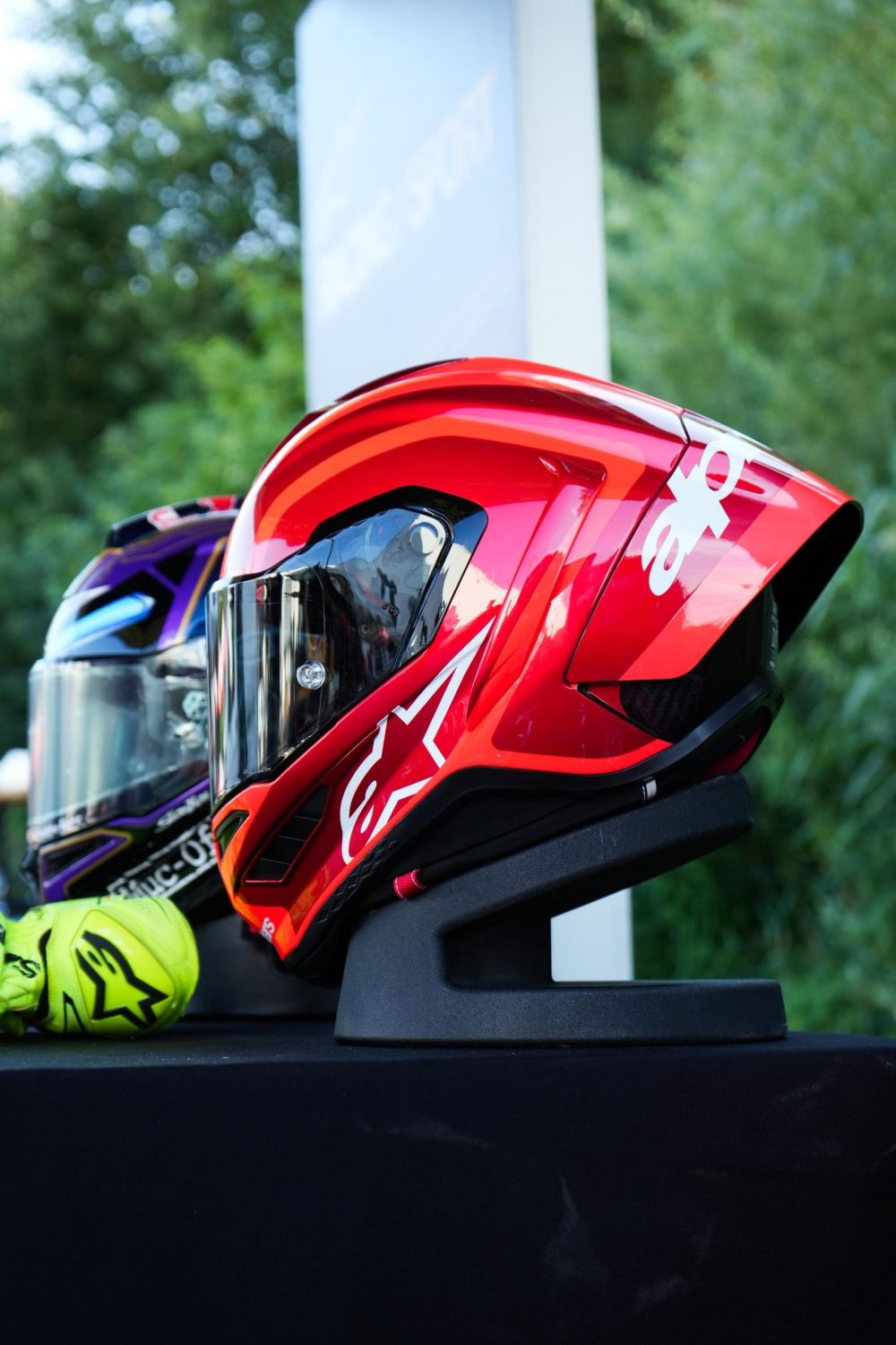 Roter Rennhelm von Alpinestars auf einem Tisch beim AB Moto Sommerfest