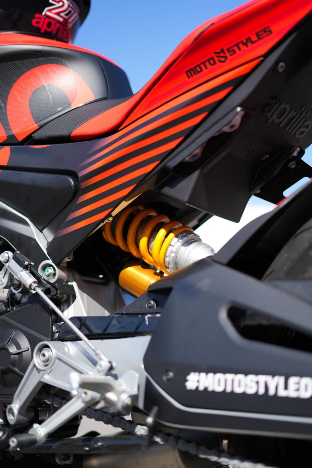 Heck einer Aprilia RS660 mit Öhlins Federbein und Motostyled Logo beim AB Moto Sommerfest