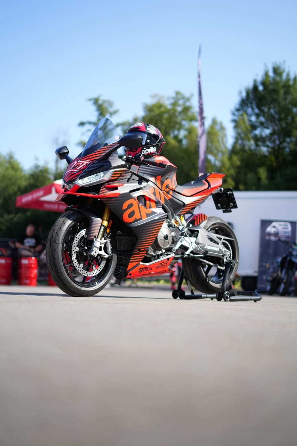Aprilia RS660 auf dem Montageständer beim Motorrad Event von AB-Moto