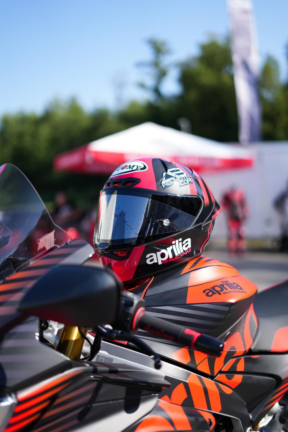 Besucher mit rotem Helm auf dem KTM MotoGP Simulator in Lungitz