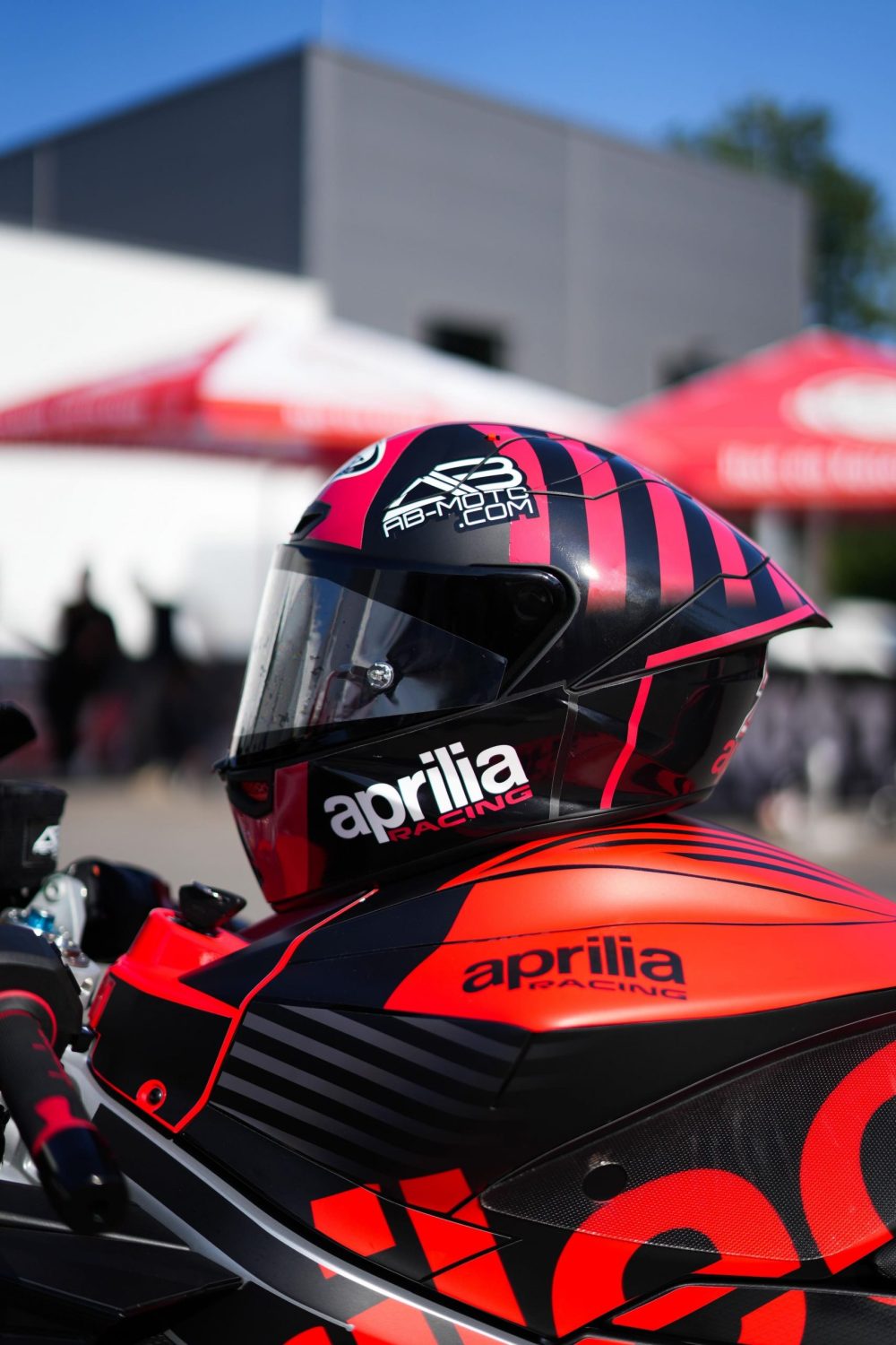 Aprilia Helm auf dem Heck eines Motorrads in Nahaufnahme beim Sommerfest in Lungitz