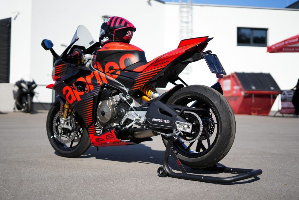 Aprilia RS660 auf dem Montageständer vor dem Firmengebäude von AB-Moto