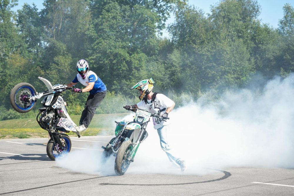 Zwei Supermotos bei Burnout und Wheelie in der Stuntshow beim AB Moto Sommerfest