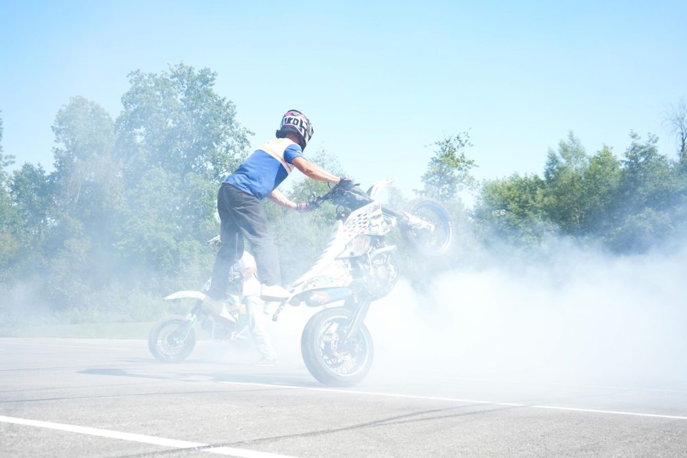 Stuntfahrer im Reifenrauch einer Burnout Einlage beim Sommerfest von AB-Moto