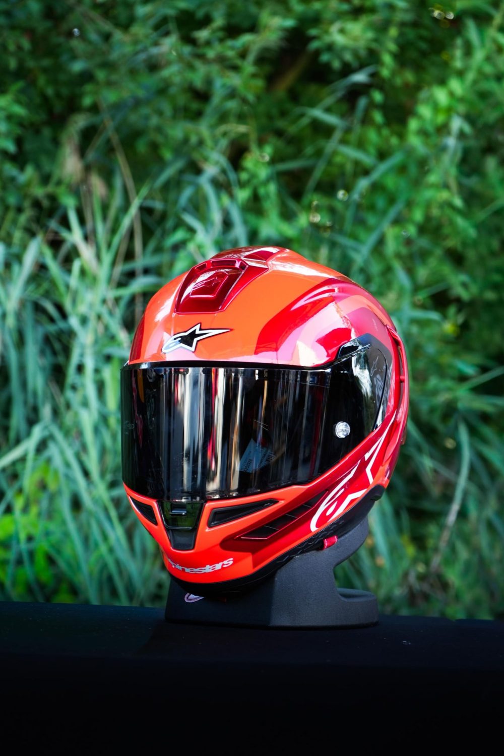 Roter Rennhelm von Alpinestars im Gras beim Sommerfest von AB-Moto