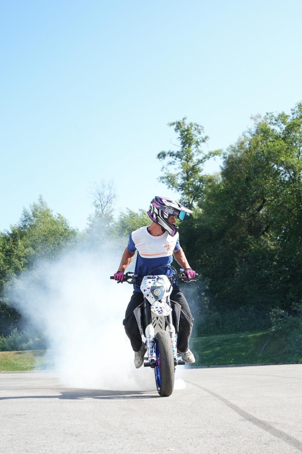 Supermoto im Reifenrauch bei der Stuntshow auf dem Gelände von AB-Moto in Lungitz