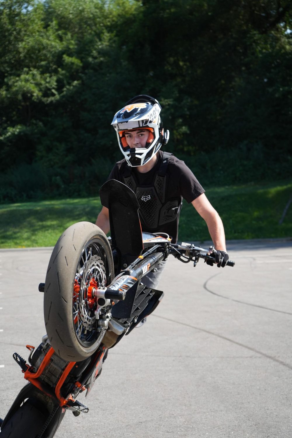Stuntfahrer beim Wheelie auf dem Gelände von AB-Moto in Lungitz