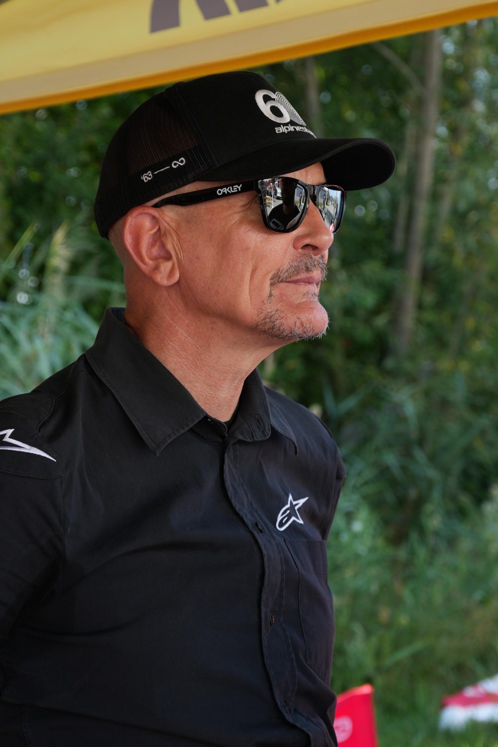 Mann mit Kappe und Sonnenbrille im Alpinestars Shirt beim AB Moto Sommerfest 2026