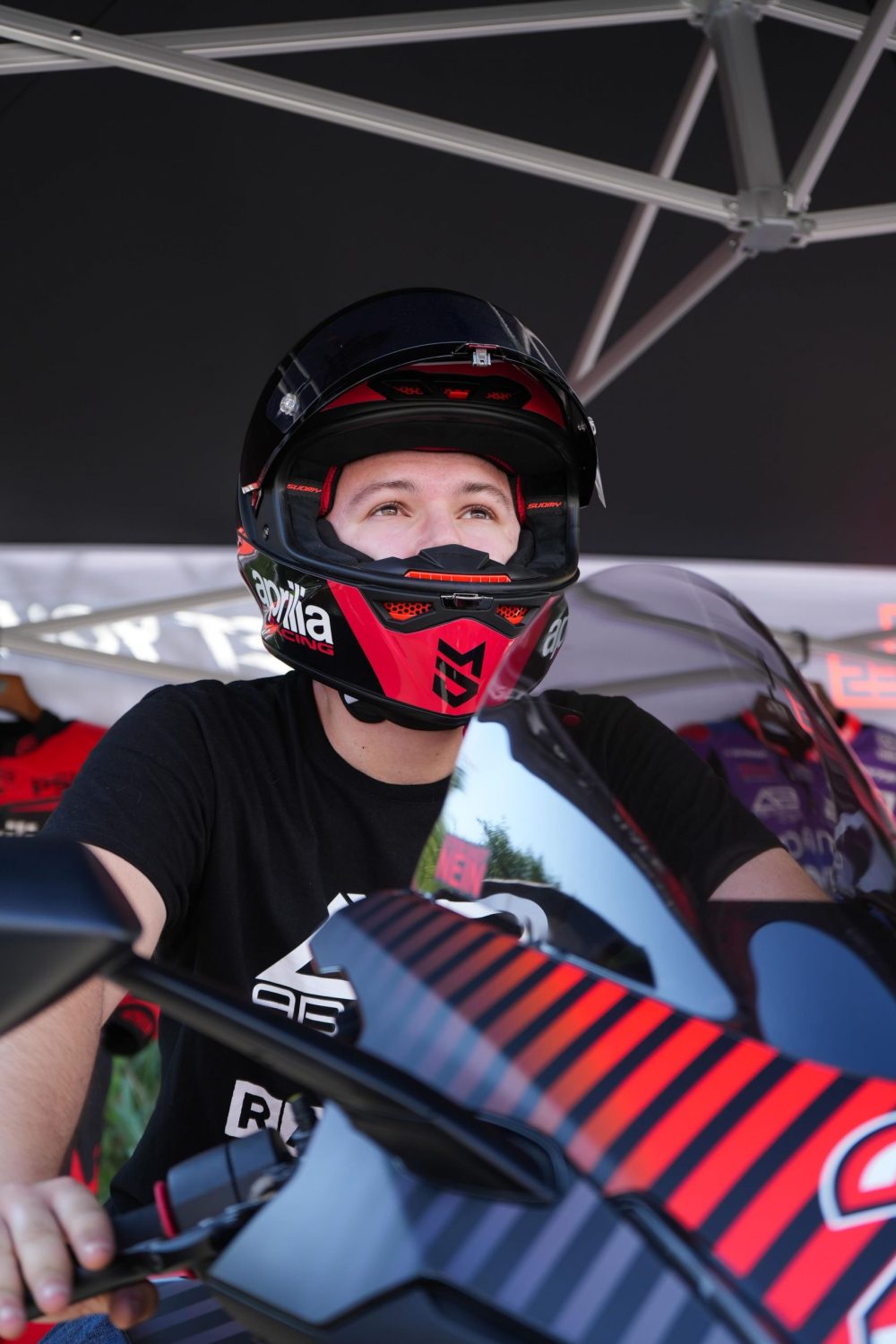 Besucher mit rotem Helm auf dem MotoGP Simulator beim AB Moto Sommerfest 2026