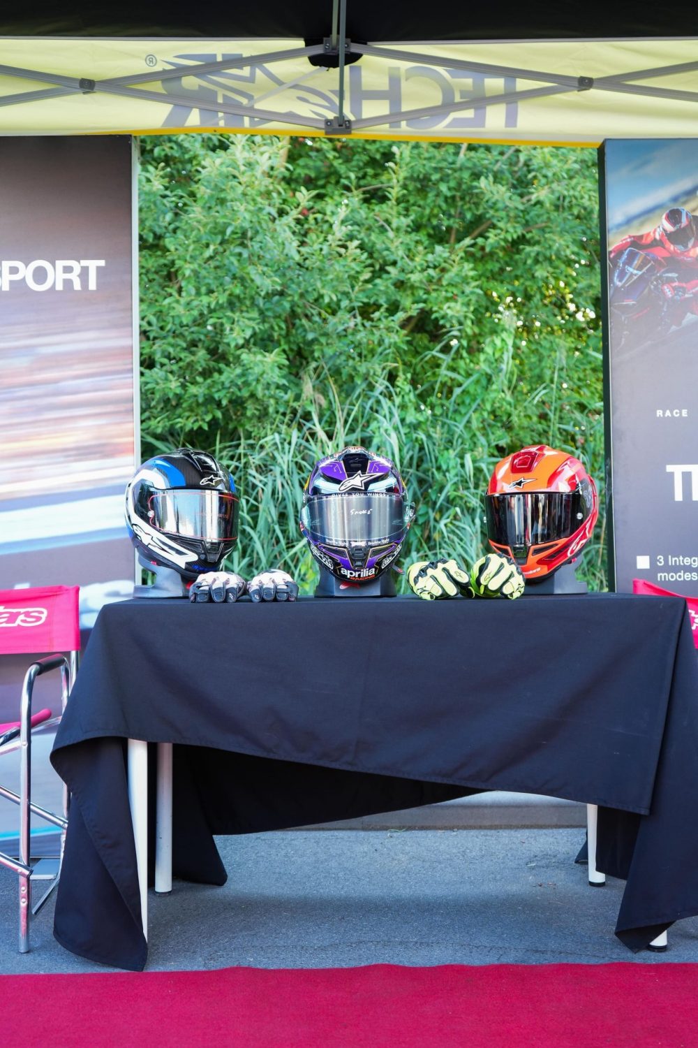 Helme auf einem Tisch am Alpinestars Stand beim AB Moto Sommerfest 2026