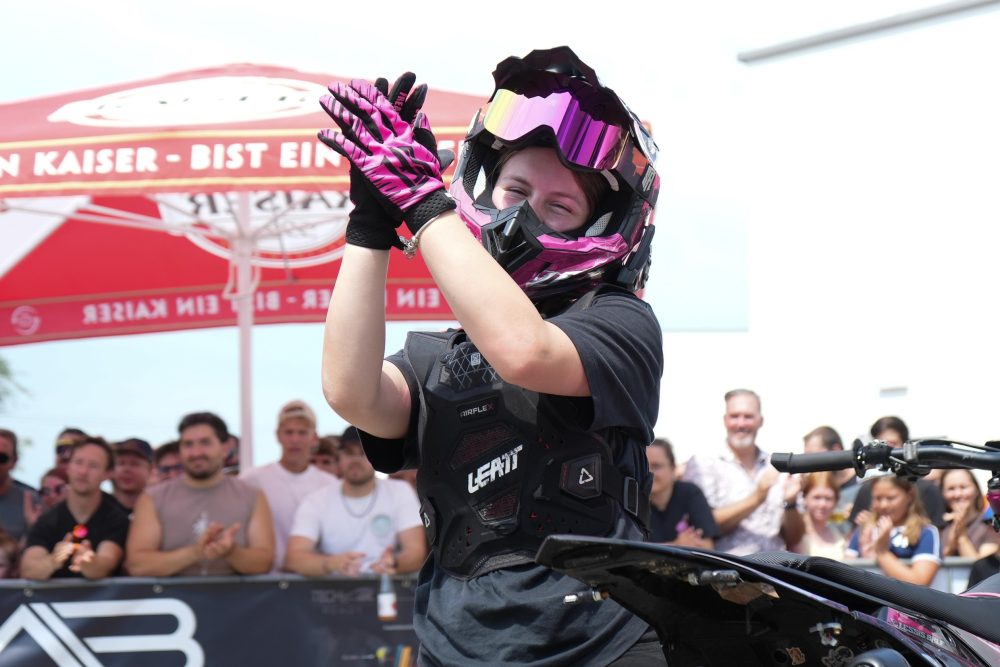 Stuntfahrerin lessi.bklf jubelt nach ihrer Einlage bei der Supermoto Stuntshow in Lungitz
