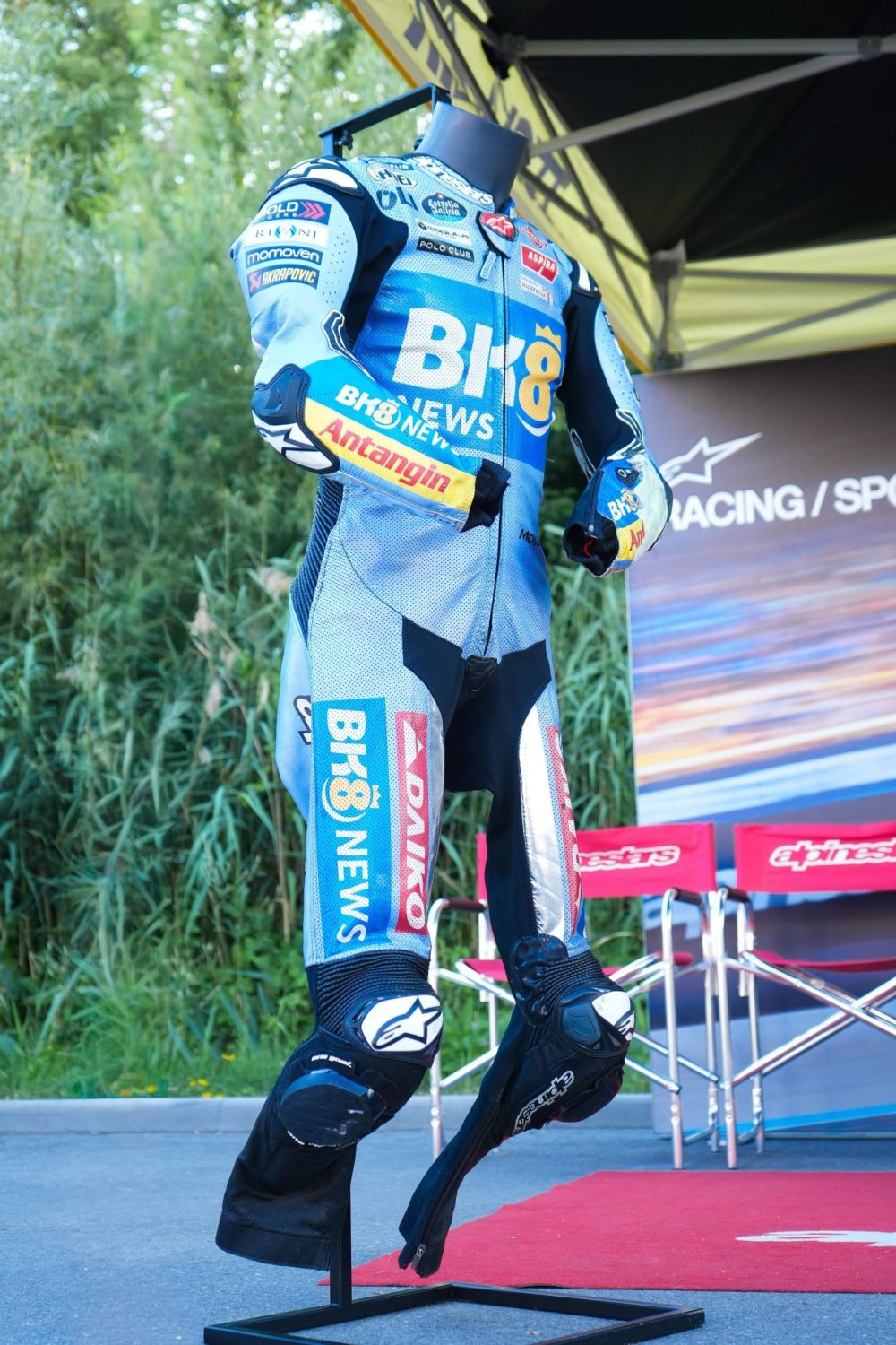 Lederkombi von Álex Márquez auf einer Puppe am Alpinestars Stand beim AB Moto Sommerfest