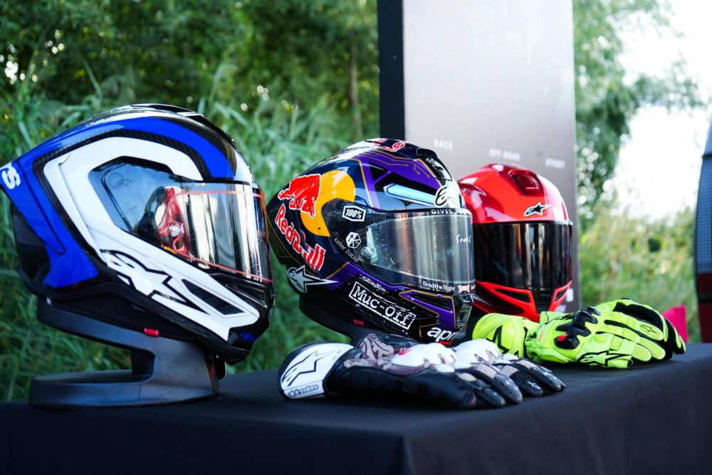 Rennhelme von Alpinestars auf einem Tisch beim Sommerfest von AB-Moto in Katsdorf