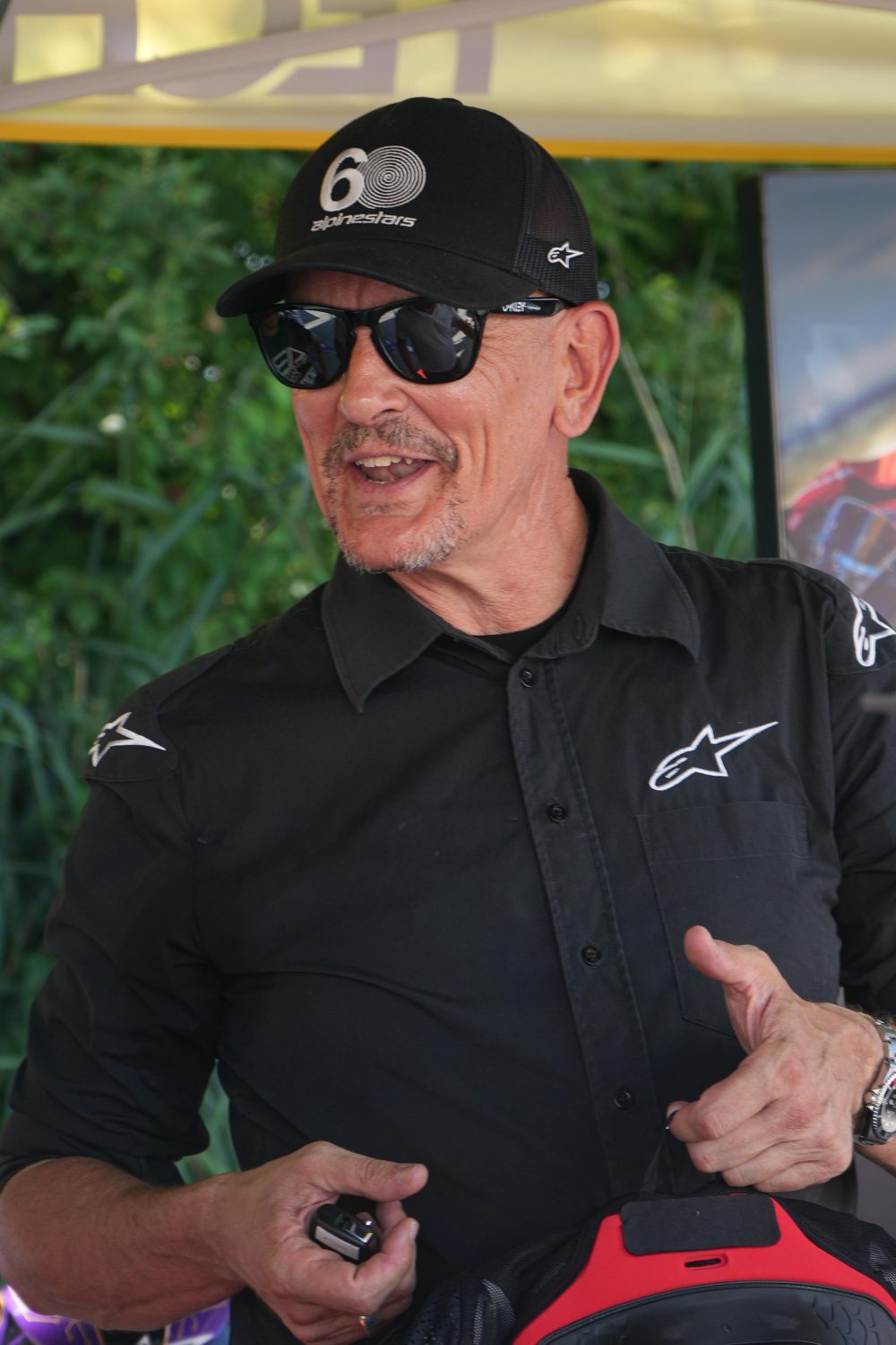 Simon Toyne von Alpinestars im Gespräch mit Besuchern beim AB Moto Sommerfest 2026