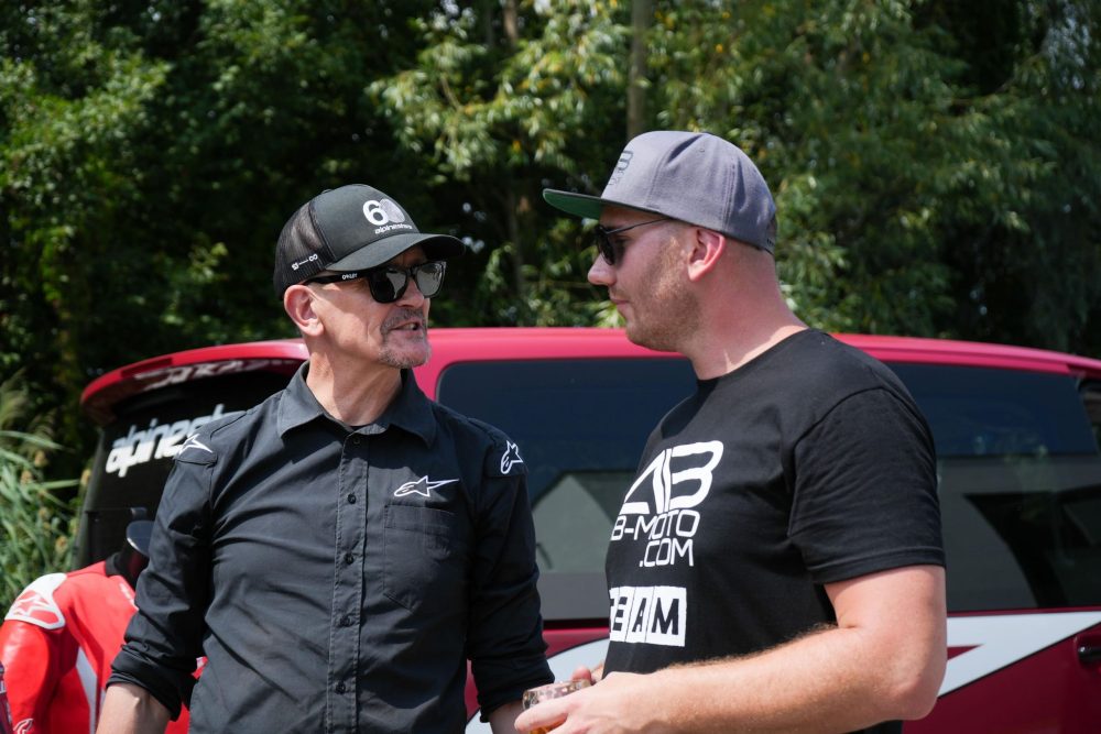 Andreas Burgschachner im Gespräch mit einem Gast beim AB Moto Sommerfest 2026