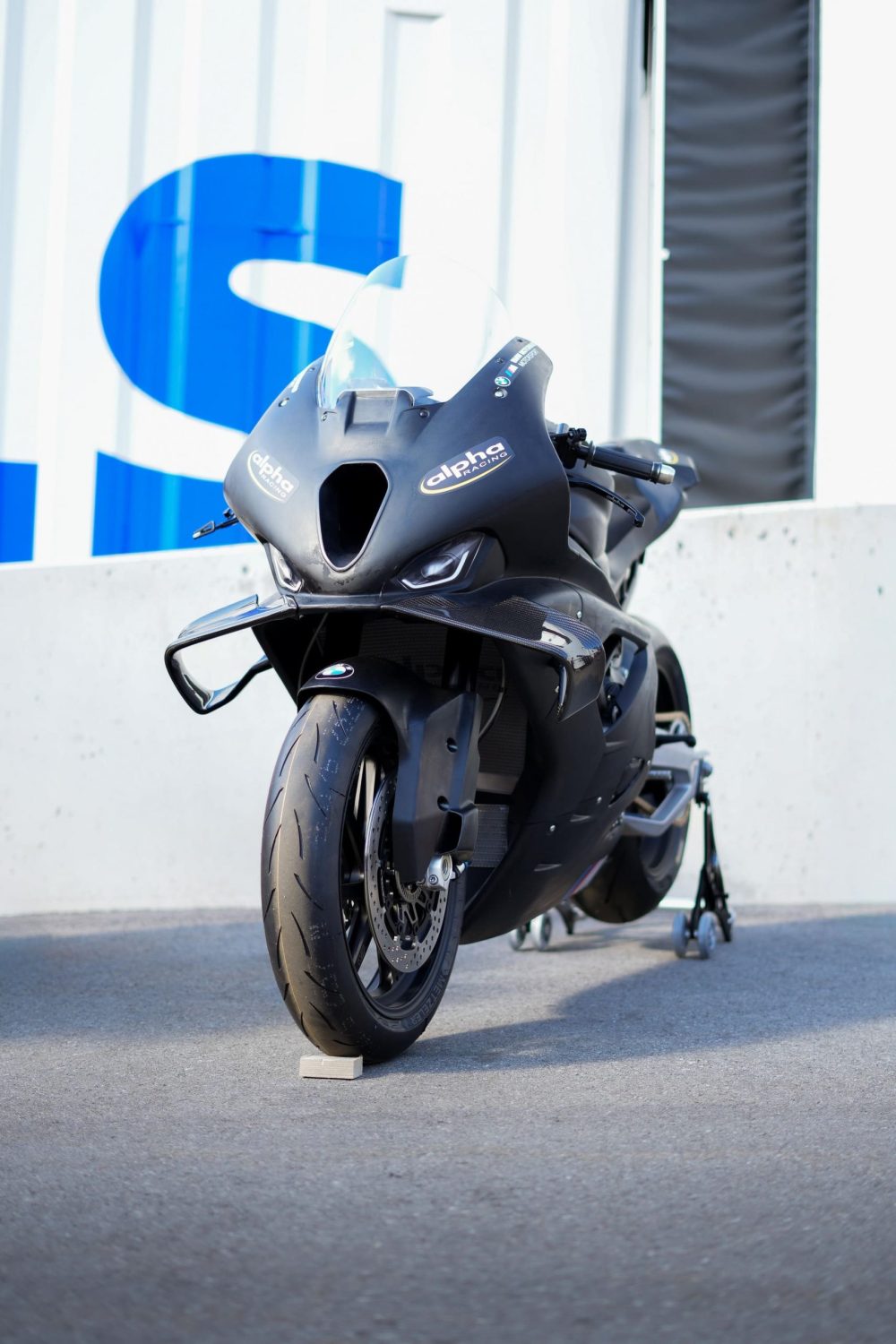 BMW M1000RR von AlphaRacing frontal vor der GLS Halle beim AB Moto Sommerfest