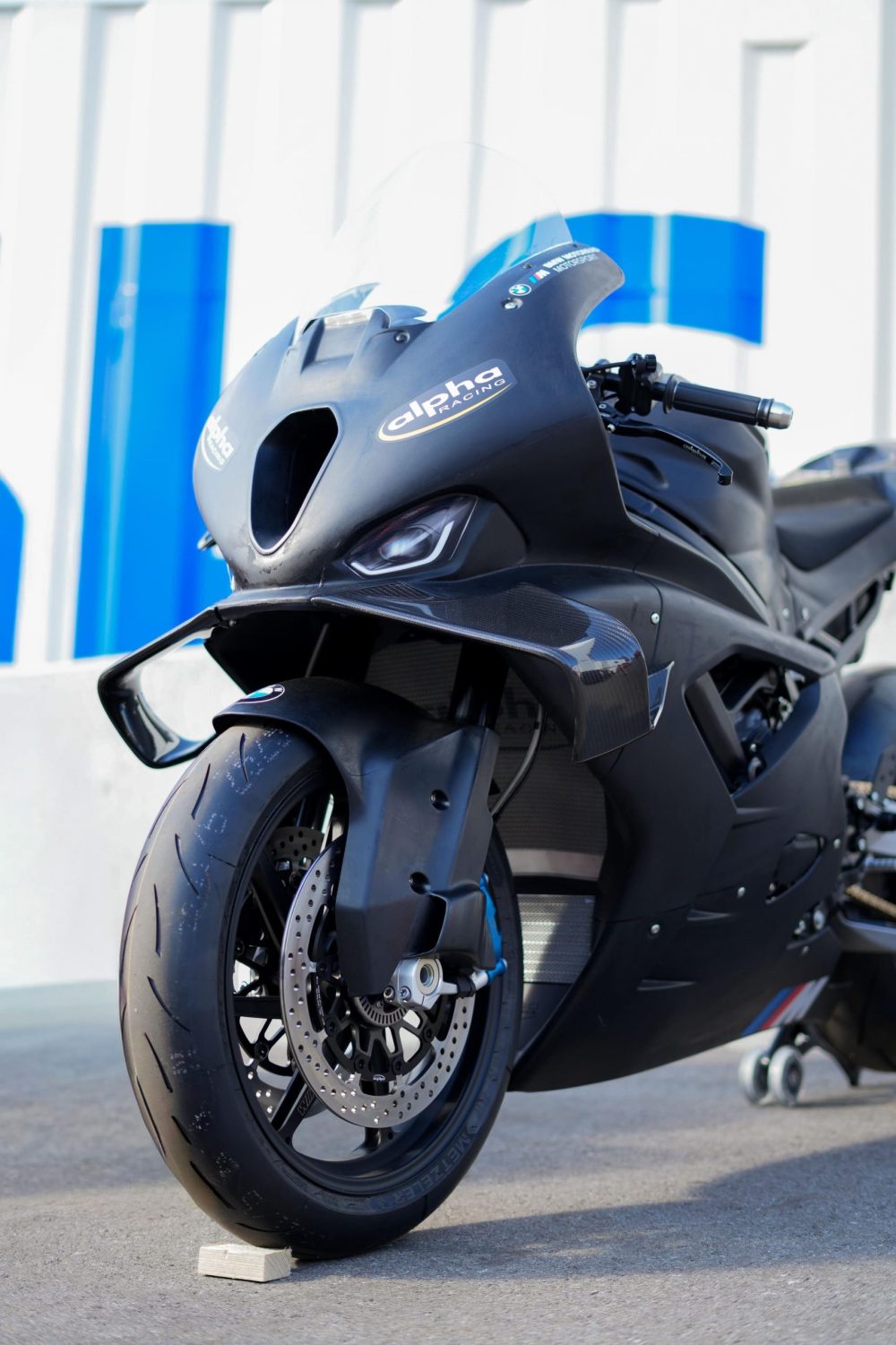 Schwarze BMW M1000RR von AlphaRacing in Nahaufnahme beim AB Moto Sommerfest