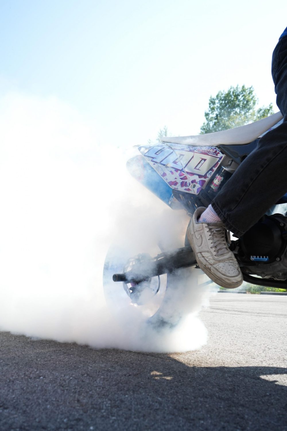 Supermoto im dichten Reifenrauch bei der Stuntshow des AB Moto Sommerfests