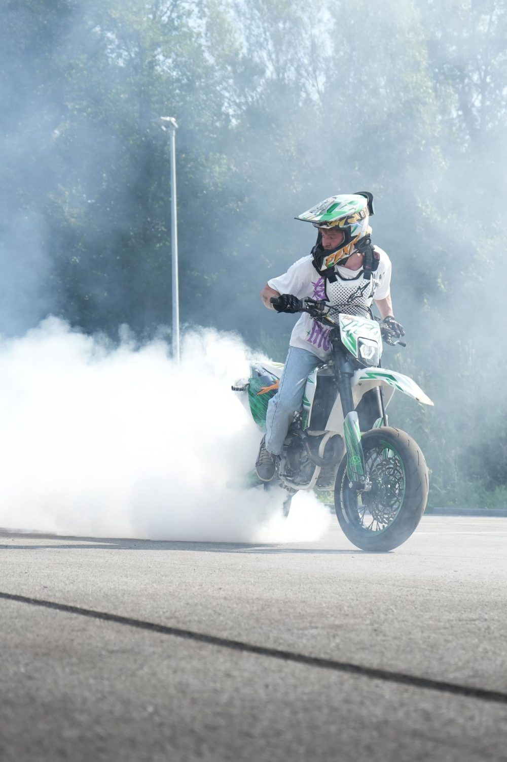 Supermoto Burnout mit viel Rauch bei der Stuntshow in Lungitz