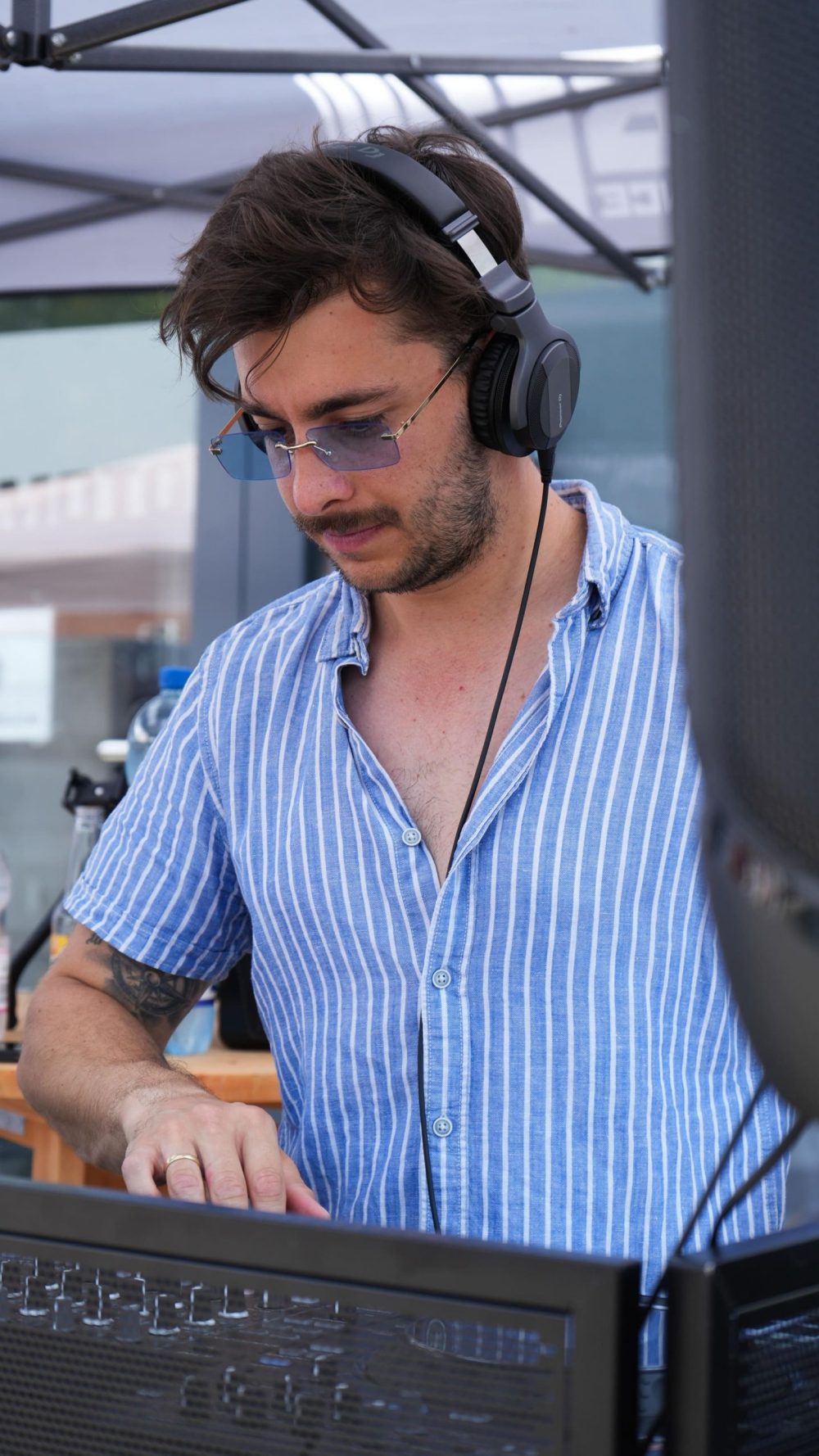 DJ mit Kopfhörern am Mischpult beim Sommerfest von AB-Moto in Lungitz