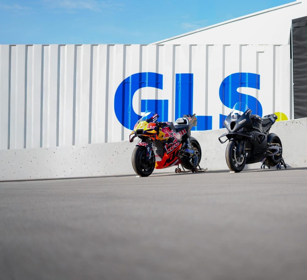 MotoGP Bike und BMW M1000RR vor der GLS Halle beim AB Moto Sommerfest
