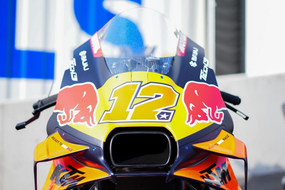 Nahaufnahme der Front der KTM MotoGP RC16 mit Startnummer 12 beim AB Moto Sommerfest