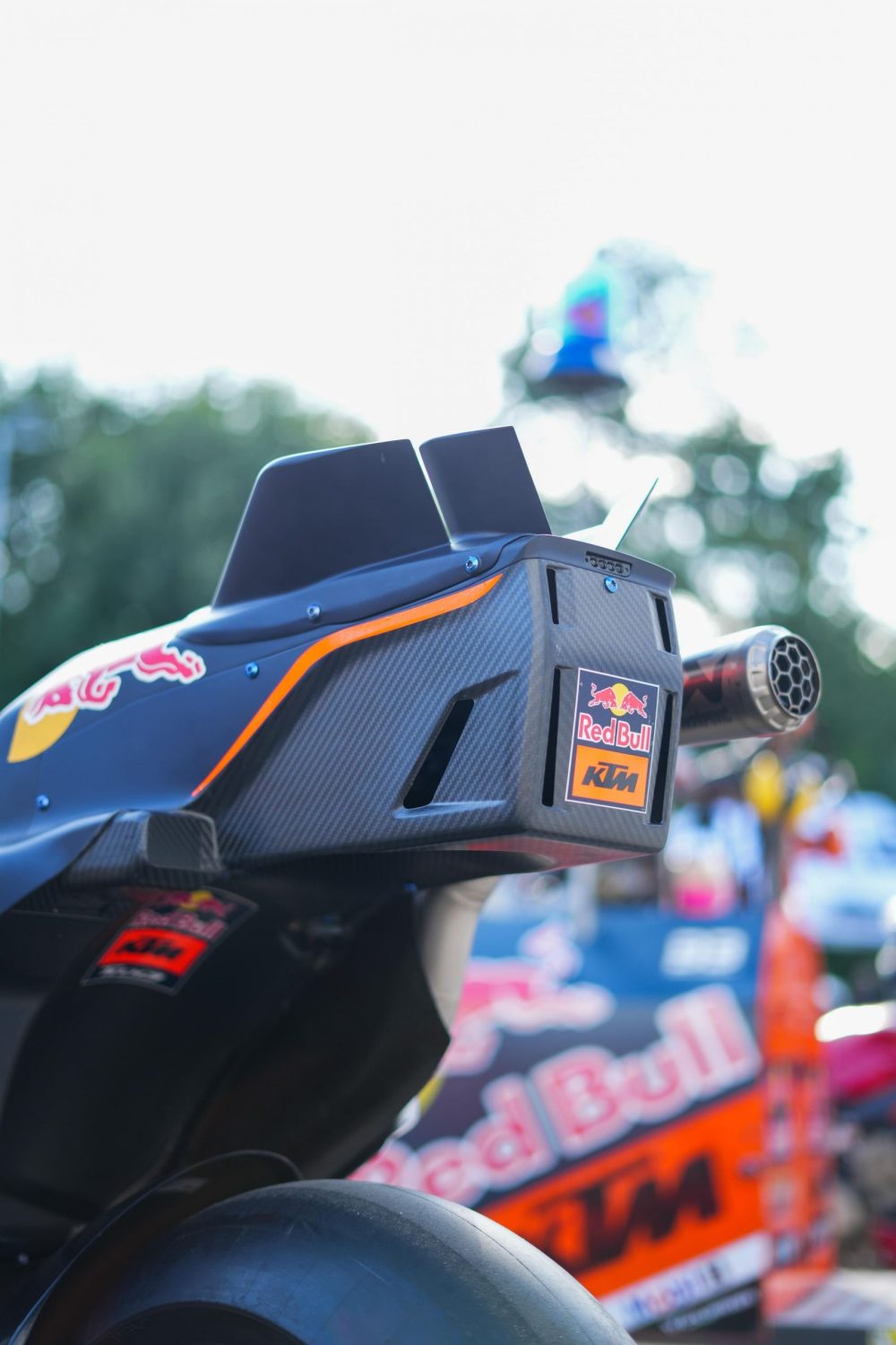 Heck der KTM MotoGP RC16 in Detailaufnahme beim Motorrad Event in Lungitz